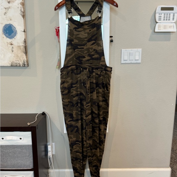 Women’s camo overalls size large. Excellent condition - Picture 1 of 1